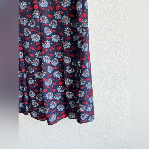 Brooks Brothers Womens Navy Floral Dress with Pleats at end in size 4. - Picture 2 of 7